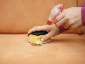 پاک کردن لکه های چربی از روی مبل